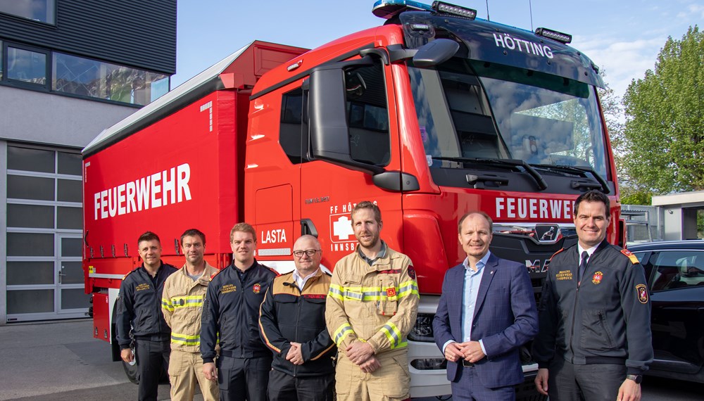 Bürgermeister Johannes Anzengruber (2.v.r.), Branddirektor Helmut Hager (r.), Bezirks-Feuerwehrkommandant-Stellvertreter Helmut Plank (4.v.r.), Kommandant Alois Muglach (FF Hötting, 3.v.r.), Obermaschinist Klaus Berchtold (FF Hötting, 2.v.l.), und die Offiziere Marco Eller (l.) und Manuel Schieferle (3.v.l.) mit dem neuen Lastfahrzeug für die FF Hötting.