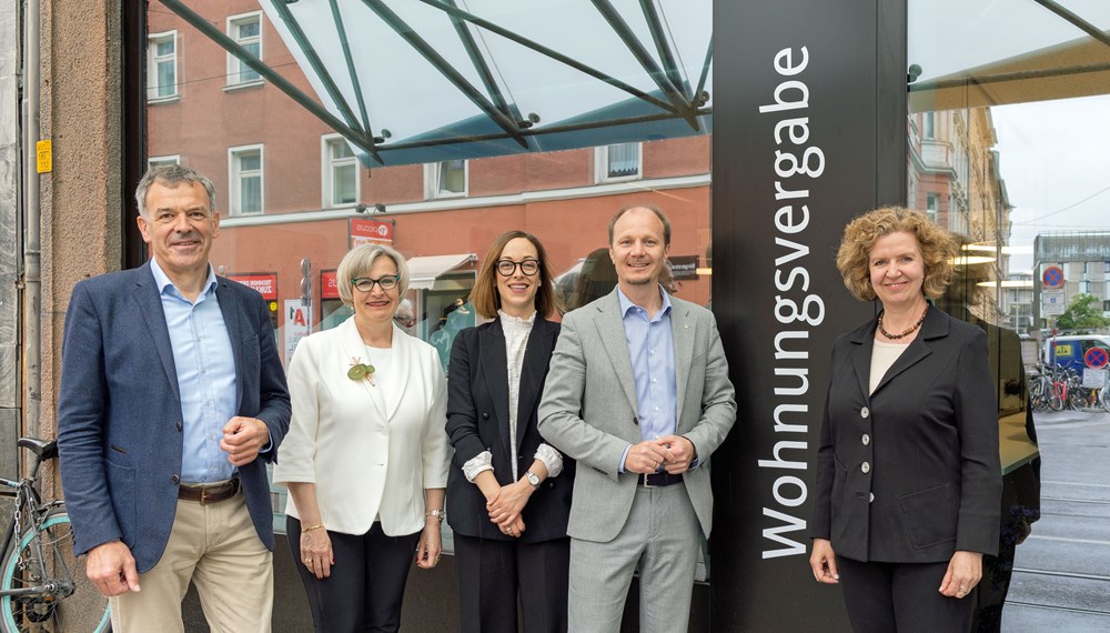 v.l. Vizebürgermeister Georg Willi, die Leiterin der Magistratsabteilung V, Birgit Neu, die Referentin für Wohnungsvergabe, Marie-Therese Lampe, Bürgermeister Johannes Anzengruber und Magistratsdirektorin Gabriele Herlitschka freuen sich über das neue Servicecenter der Wohnungsvergabe in der Bürgerstraße 8.