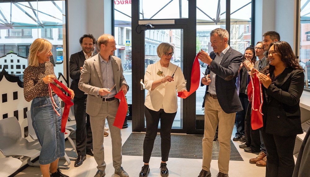 Offizielle Eröffnung des Servicebetriebes in der Bürgerstraße 8: v.l. Bürgermeister Johannes Anzengruber, die Leiterin der Magistratsabteilung V und der für die Wohnungsvergabe ressortzuständige Vizebürgermeister, Georg Willi, schnitten symbolisch ein rotes Band durch.