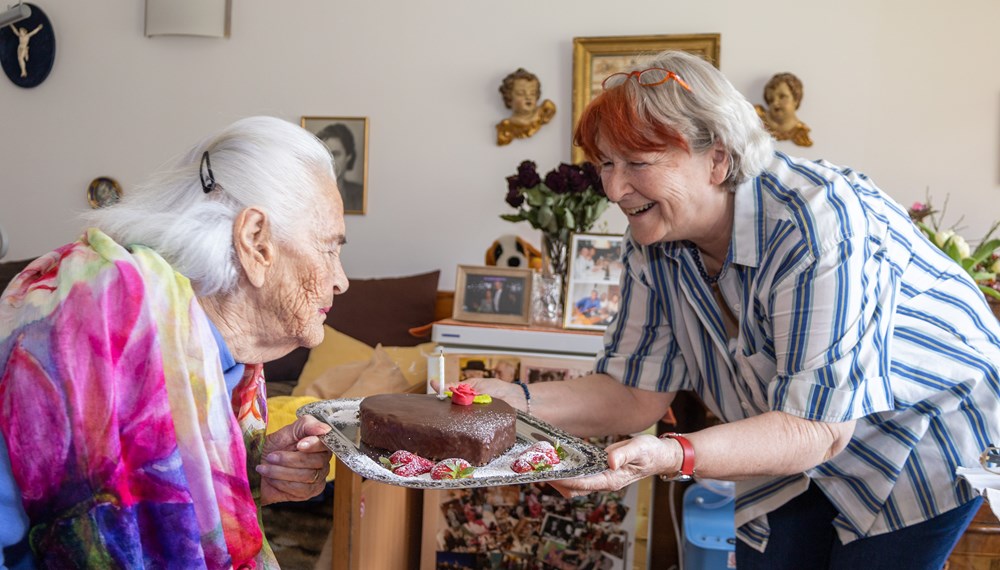 Zum feierlichen Anlass blies die 100-Jährige die Geburtstagskerze auf der Torte aus.