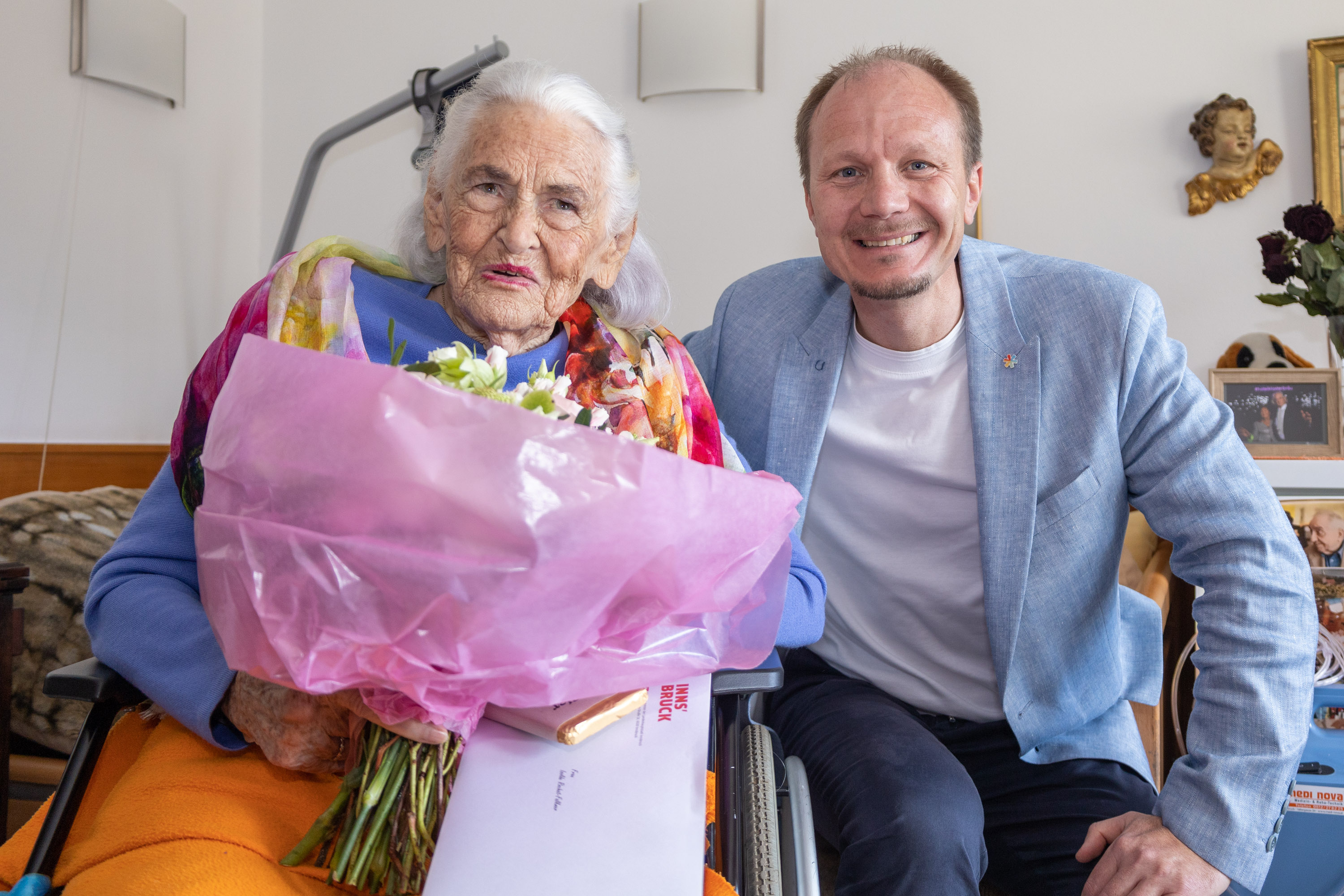 Bürgermeister Johannes Anzengruber überreichte Isolde Rochart-Falkner zum 100. Geburtstag einen bunten Blumenstrauß.