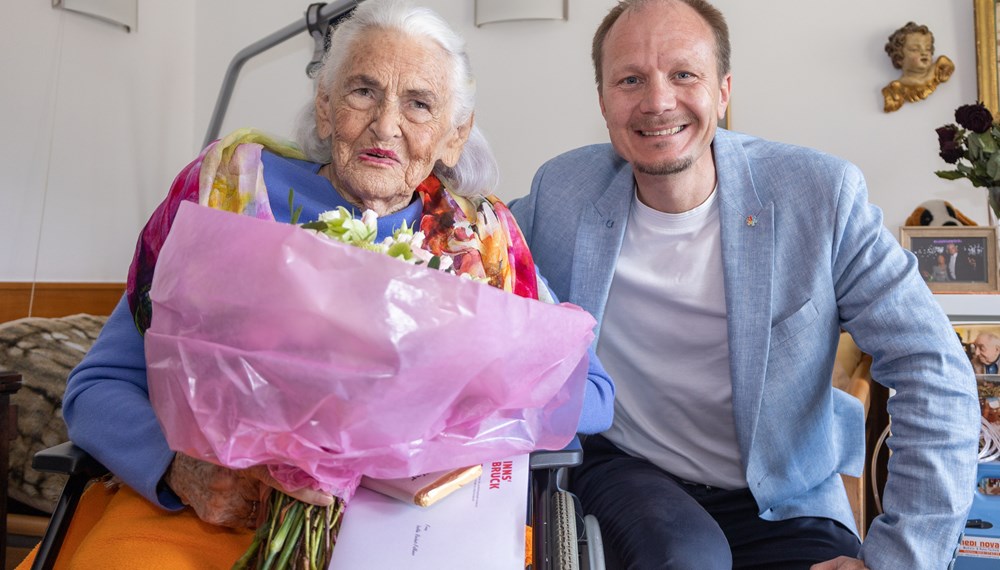 Bürgermeister Johannes Anzengruber überreichte Isolde Rochart-Falkner zum 100. Geburtstag einen bunten Blumenstrauß.