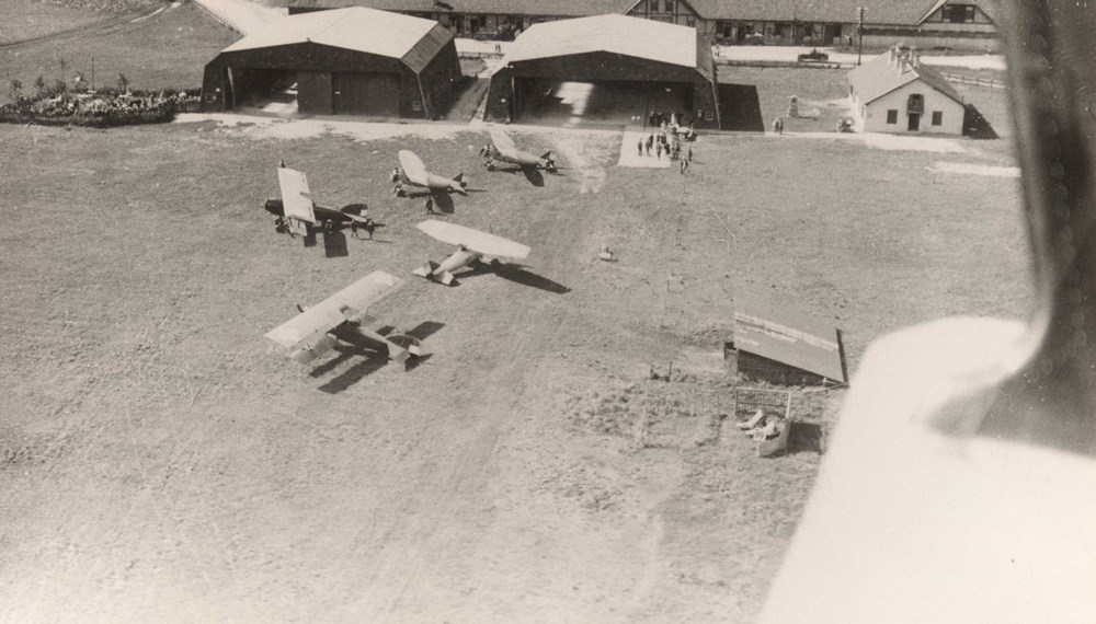 Tiefblick auf den alten Flughafen in der Reichenau (1927)