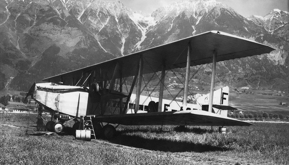 Die dreimotorige Caudron der Fluggesellschaft Compagnie Internationale de Navigation Aérienne auf dem Flughafen Innsbruck Reichenau, aufgenommen 1925