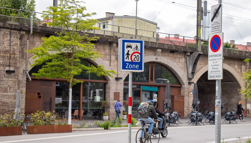 In der neuen Begegnungszone in der Ing.-Etzel-Straße teilen sich Menschen zu Fuß, mit dem Fahrrad oder im Auto den öffentlichen Raum gleichberechtigt.