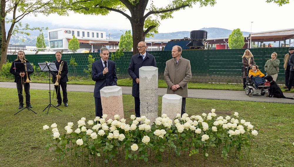 Im Zuge des Festaktes enthüllten Jeffrey Wisnicki (l., Enkel von Jakob Justman), Landeshauptmann Anton Mattle (m.) und Bürgermeister Johannes Anzengruber drei Prototypen für die künftigen Namenssteine.