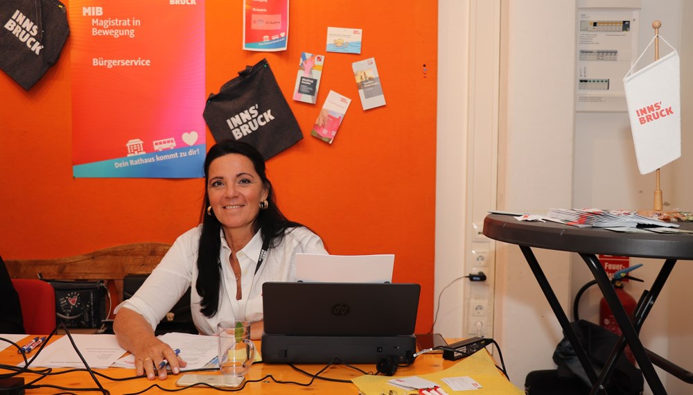 Gut beraten: Johanna Kofler (Schwerpunktberatung) hilft weiter – unter anderem bei der Einrichtung der ID-Austria hier beim MIB-Tourstopp in Mühlau.