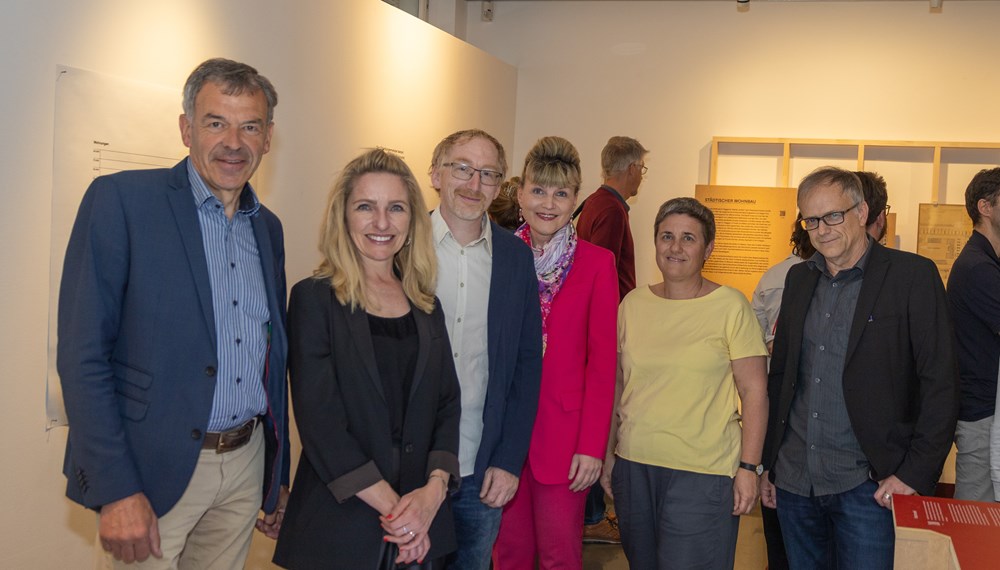 Bei der Eröffnung am 14. Mai: Vizebürgermeister Georg Willi, Isabelle Brandauer (Leiterin Kulturamt Stadt Innsbruck), Melanie Wiener (Leiterin Kulturabteilung Land Tirol, 4. v.l.) sowie Joachim Bürgschwentner (3. v.l.), Renate Ursprunger und Niko Hofinger (KuratorInnen Stadtarchiv).