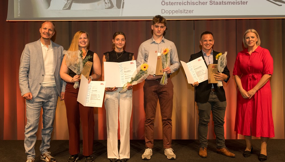 Bürgermeister Johannes Anzengruber (l.) und die Vorsitzende des Sportausschusses, Nicole Heinlein, MA, (r.) gratulierten den SportlerInnen zu ihren Erfolgen im Jahr 2024. Auf dem Bild (v. l. n. r.): die RodlerInnen Lara Kipp, Nina Lerch, Paul Socher und Wolfgang Kindl.