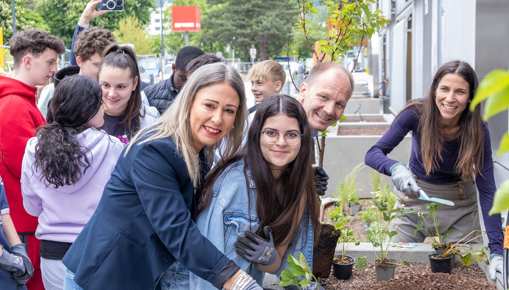 Stadträtin Mariella Lutz, Bürgermeister Johannes Anzengruber und Stadträtin Janine Bex haben gemeinsam mit den SchülerInnen der Mittelschulen im O-Dorf die ersten Pflanzen eingesetzt.