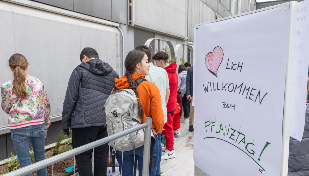 SchülerInnen der umliegenden Bildungseinrichtungen beteiligten sich an der Pflanzaktion.