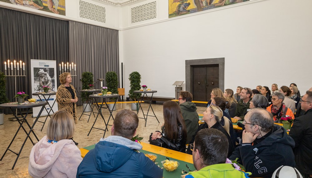 In zahlreichen Ämtern führt der Stadtmagistrat Innsbruck Lehrlinge an verschiedene Berufe heran. Dafür bedarf es kompetenter AusbilderInnen - die sich am Innsbrucker Westfriedhof mit ihren KollegInnen zum heuer zweiten Stammtisch des Ausbilderforums Tirol, einer Initiative von Land Tirol, Arbeiterkammer, Wirtschaftskammer und ÖGB, zusammenfanden. Dort wurden die TeilnehmerInnen von Magistratsdirektorin Gabriele Herlitschka begrüßt, bevor sie Referent Alexander Legniti (Friedhöfe) auf eine Reise durch den Westfriedhof mitnahm, die sich insbesondere “Kunst, Natur, Leit‘ und G’schichten” widmete. Im Anschluss hielt die städtische Lehrlingsbeauftragte Sabine Floßmann einen Impulsvortrag zur Lehrlingsausbildung im Innsbrucker Magistrat.