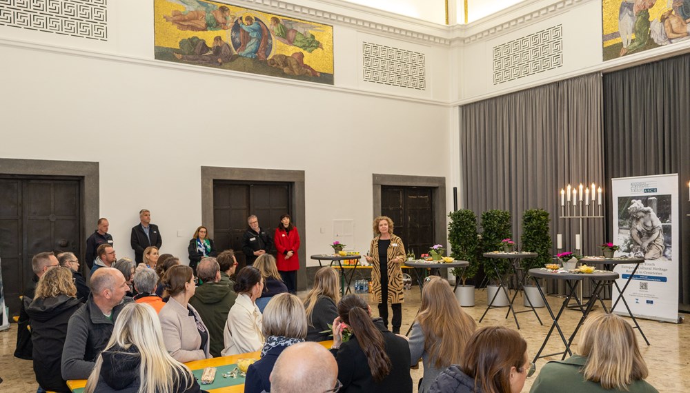In zahlreichen Ämtern führt der Stadtmagistrat Innsbruck Lehrlinge an verschiedene Berufe heran. Dafür bedarf es kompetenter AusbilderInnen - die sich am Innsbrucker Westfriedhof mit ihren KollegInnen zum heuer zweiten Stammtisch des Ausbilderforums Tirol, einer Initiative von Land Tirol, Arbeiterkammer, Wirtschaftskammer und ÖGB, zusammenfanden. Dort wurden die TeilnehmerInnen von Magistratsdirektorin Gabriele Herlitschka begrüßt, bevor sie Referent Alexander Legniti (Friedhöfe) auf eine Reise durch den Westfriedhof mitnahm, die sich insbesondere “Kunst, Natur, Leit‘ und G’schichten” widmete. Im Anschluss hielt die städtische Lehrlingsbeauftragte Sabine Floßmann einen Impulsvortrag zur Lehrlingsausbildung im Innsbrucker Magistrat.