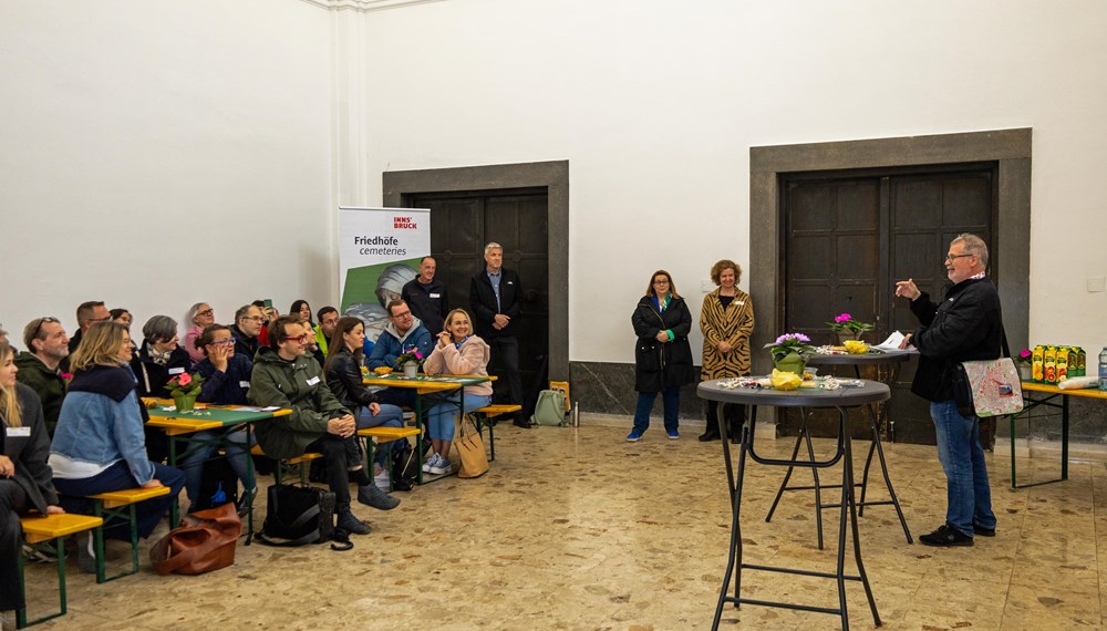 In zahlreichen Ämtern führt der Stadtmagistrat Innsbruck Lehrlinge an verschiedene Berufe heran. Dafür bedarf es kompetenter AusbilderInnen - die sich am Innsbrucker Westfriedhof mit ihren KollegInnen zum heuer zweiten Stammtisch des Ausbilderforums Tirol, einer Initiative von Land Tirol, Arbeiterkammer, Wirtschaftskammer und ÖGB, zusammenfanden. Dort wurden die TeilnehmerInnen von Magistratsdirektorin Gabriele Herlitschka begrüßt, bevor sie Referent Alexander Legniti (Friedhöfe) auf eine Reise durch den Westfriedhof mitnahm, die sich insbesondere “Kunst, Natur, Leit‘ und G’schichten” widmete. Im Anschluss hielt die städtische Lehrlingsbeauftragte Sabine Floßmann einen Impulsvortrag zur Lehrlingsausbildung im Innsbrucker Magistrat.