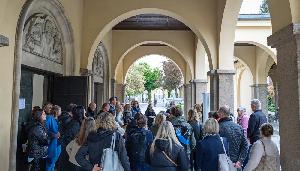 In zahlreichen Ämtern führt der Stadtmagistrat Innsbruck Lehrlinge an verschiedene Berufe heran. Dafür bedarf es kompetenter AusbilderInnen - die sich am Innsbrucker Westfriedhof mit ihren KollegInnen zum heuer zweiten Stammtisch des Ausbilderforums Tirol, einer Initiative von Land Tirol, Arbeiterkammer, Wirtschaftskammer und ÖGB, zusammenfanden. Dort wurden die TeilnehmerInnen von Magistratsdirektorin Gabriele Herlitschka begrüßt, bevor sie Referent Alexander Legniti (Friedhöfe) auf eine Reise durch den Westfriedhof mitnahm, die sich insbesondere “Kunst, Natur, Leit‘ und G’schichten” widmete. Im Anschluss hielt die städtische Lehrlingsbeauftragte Sabine Floßmann einen Impulsvortrag zur Lehrlingsausbildung im Innsbrucker Magistrat.