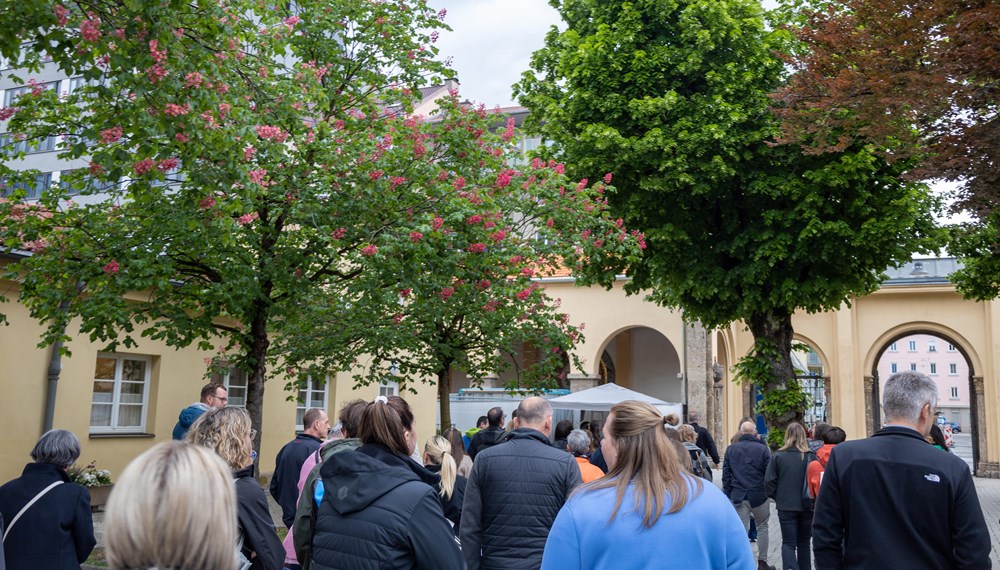 In zahlreichen Ämtern führt der Stadtmagistrat Innsbruck Lehrlinge an verschiedene Berufe heran. Dafür bedarf es kompetenter AusbilderInnen - die sich am Innsbrucker Westfriedhof mit ihren KollegInnen zum heuer zweiten Stammtisch des Ausbilderforums Tirol, einer Initiative von Land Tirol, Arbeiterkammer, Wirtschaftskammer und ÖGB, zusammenfanden. Dort wurden die TeilnehmerInnen von Magistratsdirektorin Gabriele Herlitschka begrüßt, bevor sie Referent Alexander Legniti (Friedhöfe) auf eine Reise durch den Westfriedhof mitnahm, die sich insbesondere “Kunst, Natur, Leit‘ und G’schichten” widmete. Im Anschluss hielt die städtische Lehrlingsbeauftragte Sabine Floßmann einen Impulsvortrag zur Lehrlingsausbildung im Innsbrucker Magistrat.