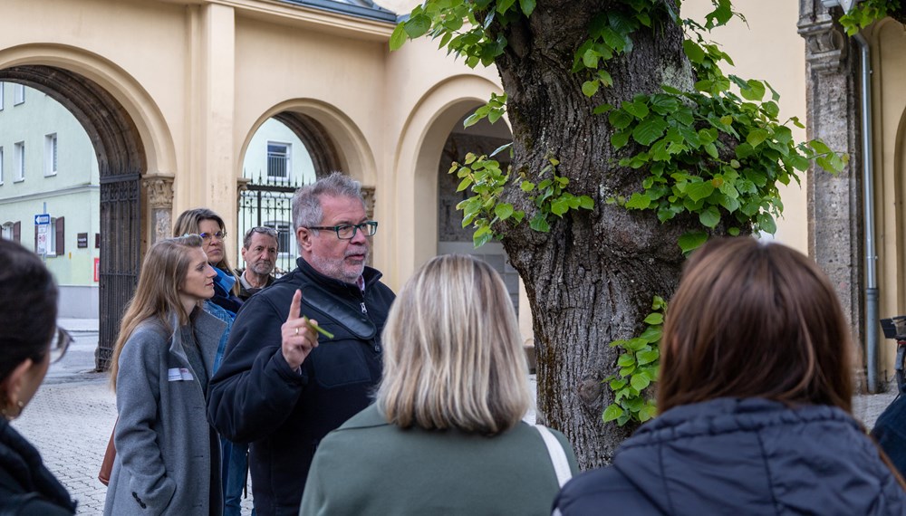 In zahlreichen Ämtern führt der Stadtmagistrat Innsbruck Lehrlinge an verschiedene Berufe heran. Dafür bedarf es kompetenter AusbilderInnen - die sich am Innsbrucker Westfriedhof mit ihren KollegInnen zum heuer zweiten Stammtisch des Ausbilderforums Tirol, einer Initiative von Land Tirol, Arbeiterkammer, Wirtschaftskammer und ÖGB, zusammenfanden. Dort wurden die TeilnehmerInnen von Magistratsdirektorin Gabriele Herlitschka begrüßt, bevor sie Referent Alexander Legniti (Friedhöfe) auf eine Reise durch den Westfriedhof mitnahm, die sich insbesondere “Kunst, Natur, Leit‘ und G’schichten” widmete. Im Anschluss hielt die städtische Lehrlingsbeauftragte Sabine Floßmann einen Impulsvortrag zur Lehrlingsausbildung im Innsbrucker Magistrat.