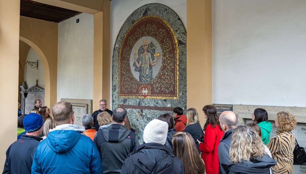 In zahlreichen Ämtern führt der Stadtmagistrat Innsbruck Lehrlinge an verschiedene Berufe heran. Dafür bedarf es kompetenter AusbilderInnen - die sich am Innsbrucker Westfriedhof mit ihren KollegInnen zum heuer zweiten Stammtisch des Ausbilderforums Tirol, einer Initiative von Land Tirol, Arbeiterkammer, Wirtschaftskammer und ÖGB, zusammenfanden. Dort wurden die TeilnehmerInnen von Magistratsdirektorin Gabriele Herlitschka begrüßt, bevor sie Referent Alexander Legniti (Friedhöfe) auf eine Reise durch den Westfriedhof mitnahm, die sich insbesondere “Kunst, Natur, Leit‘ und G’schichten” widmete. Im Anschluss hielt die städtische Lehrlingsbeauftragte Sabine Floßmann einen Impulsvortrag zur Lehrlingsausbildung im Innsbrucker Magistrat.
