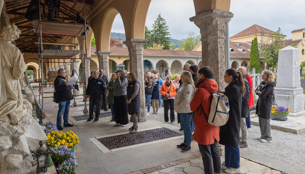 In zahlreichen Ämtern führt der Stadtmagistrat Innsbruck Lehrlinge an verschiedene Berufe heran. Dafür bedarf es kompetenter AusbilderInnen - die sich am Innsbrucker Westfriedhof mit ihren KollegInnen zum heuer zweiten Stammtisch des Ausbilderforums Tirol, einer Initiative von Land Tirol, Arbeiterkammer, Wirtschaftskammer und ÖGB, zusammenfanden. Dort wurden die TeilnehmerInnen von Magistratsdirektorin Gabriele Herlitschka begrüßt, bevor sie Referent Alexander Legniti (Friedhöfe) auf eine Reise durch den Westfriedhof mitnahm, die sich insbesondere “Kunst, Natur, Leit‘ und G’schichten” widmete. Im Anschluss hielt die städtische Lehrlingsbeauftragte Sabine Floßmann einen Impulsvortrag zur Lehrlingsausbildung im Innsbrucker Magistrat.