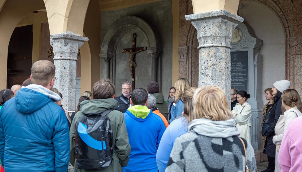 In zahlreichen Ämtern führt der Stadtmagistrat Innsbruck Lehrlinge an verschiedene Berufe heran. Dafür bedarf es kompetenter AusbilderInnen - die sich am Innsbrucker Westfriedhof mit ihren KollegInnen zum heuer zweiten Stammtisch des Ausbilderforums Tirol, einer Initiative von Land Tirol, Arbeiterkammer, Wirtschaftskammer und ÖGB, zusammenfanden. Dort wurden die TeilnehmerInnen von Magistratsdirektorin Gabriele Herlitschka begrüßt, bevor sie Referent Alexander Legniti (Friedhöfe) auf eine Reise durch den Westfriedhof mitnahm, die sich insbesondere “Kunst, Natur, Leit‘ und G’schichten” widmete. Im Anschluss hielt die städtische Lehrlingsbeauftragte Sabine Floßmann einen Impulsvortrag zur Lehrlingsausbildung im Innsbrucker Magistrat.
