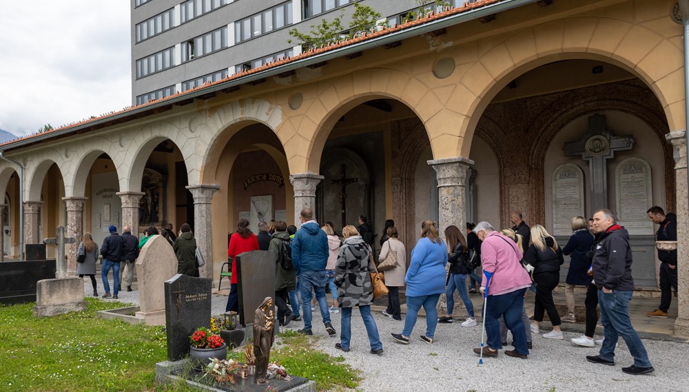 In zahlreichen Ämtern führt der Stadtmagistrat Innsbruck Lehrlinge an verschiedene Berufe heran. Dafür bedarf es kompetenter AusbilderInnen - die sich am Innsbrucker Westfriedhof mit ihren KollegInnen zum heuer zweiten Stammtisch des Ausbilderforums Tirol, einer Initiative von Land Tirol, Arbeiterkammer, Wirtschaftskammer und ÖGB, zusammenfanden. Dort wurden die TeilnehmerInnen von Magistratsdirektorin Gabriele Herlitschka begrüßt, bevor sie Referent Alexander Legniti (Friedhöfe) auf eine Reise durch den Westfriedhof mitnahm, die sich insbesondere “Kunst, Natur, Leit‘ und G’schichten” widmete. Im Anschluss hielt die städtische Lehrlingsbeauftragte Sabine Floßmann einen Impulsvortrag zur Lehrlingsausbildung im Innsbrucker Magistrat.
