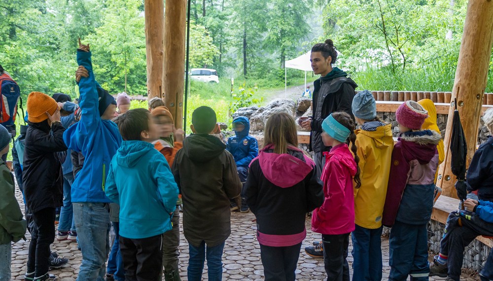 Der Stationenbetrieb wurde von den Partnerorganisationen Alpenzoo und Naturpark Karwendel betreut. Die jungen Teilnehmenden erfuhren beim Aktionstag Spannendes über Tiere im und am Wasser.