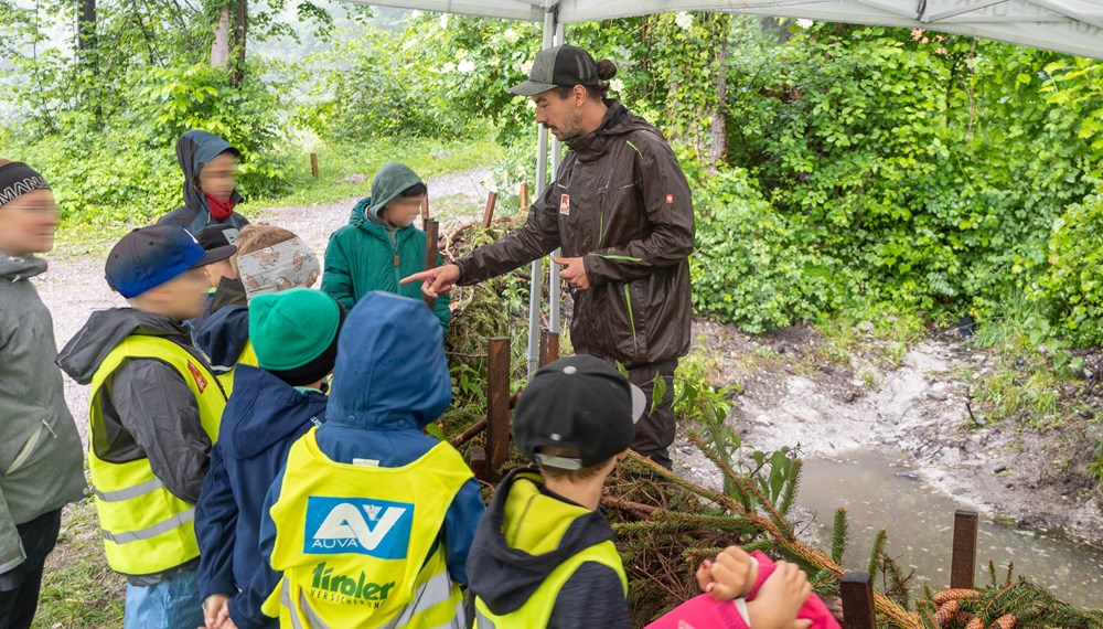 Die Volksschulkinder lernten spielerisch die Eigenschaften des Wassers kennen.