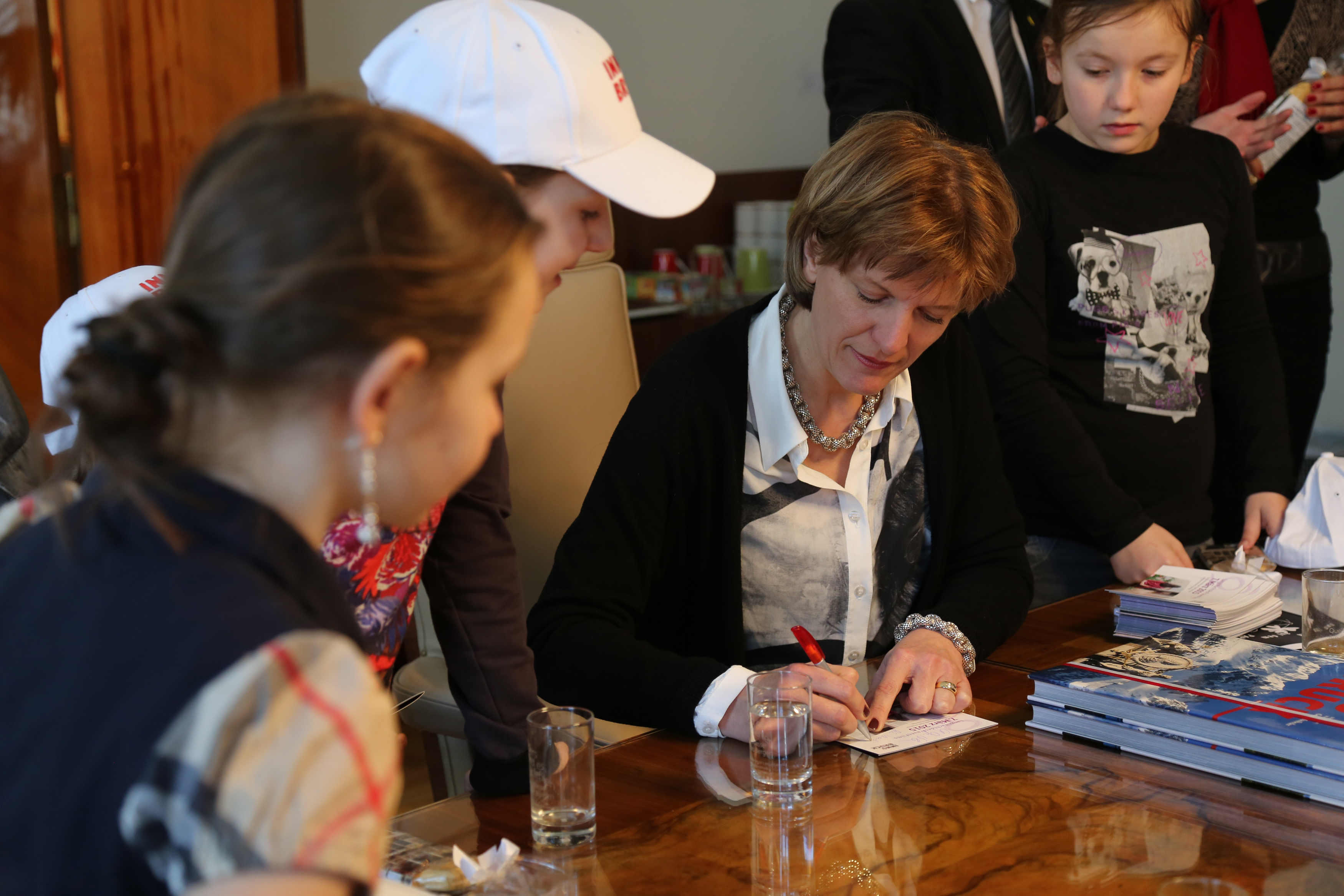 Die Schülerinnen und Schüler bekamen von Bürgermeisterin Christine Oppitz-Plörer noch eine Einladung mit persönlicher Widmung zur LangeNachtdesFrauenFilms am 07. März 2015 im Metropolkino.