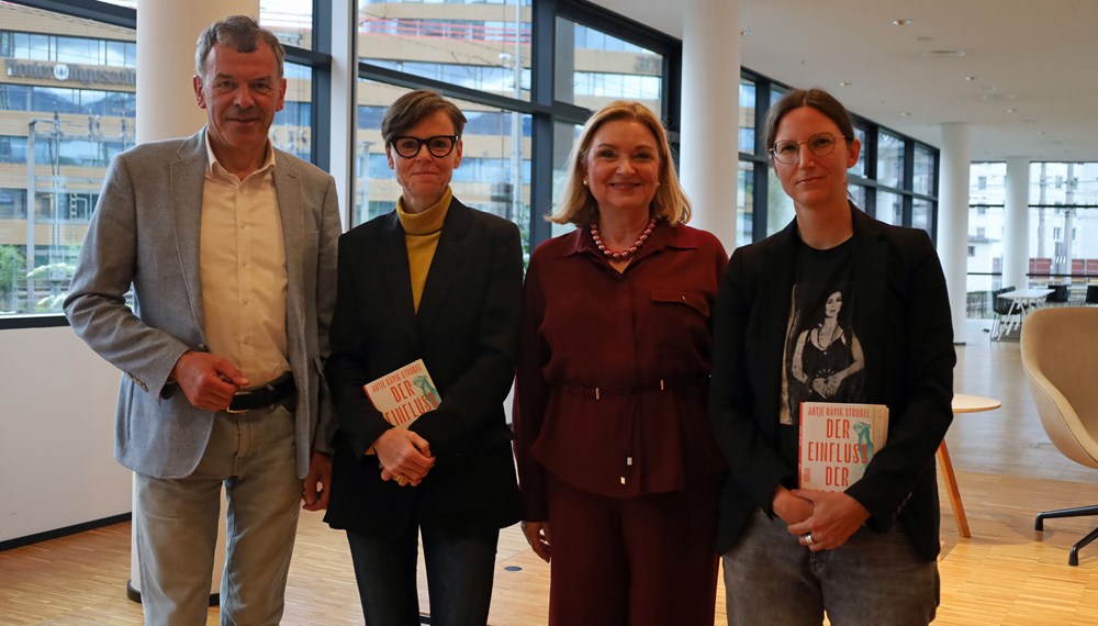 Die Autorin Antje Rávik Strubel (2. v.l.) war im Mai als Stadtschreiberin zu Gast in Innsbruck - am 26. Mai in der Stadtbibliothek. Im Bild mit (v.l.) Vizebürgermeister Georg Willi, Elisabeth de Felip-Jaud (Studiendekanin Philologisch-Kulturwissenschaftliche Fakultät) und Veronika Schuchter (Institut für Germanistik).