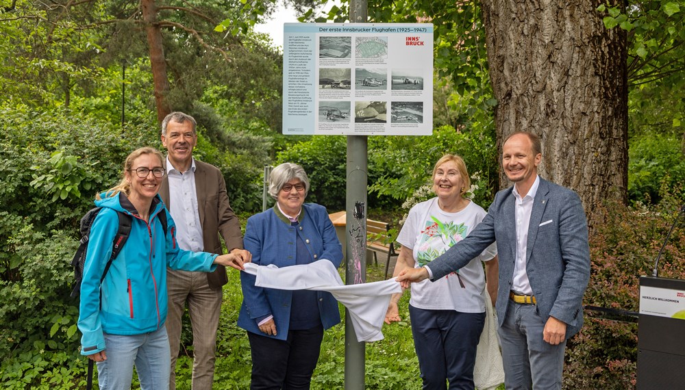 Bürgermeister Johannes Anzengruber (r.), Vizebürgermeister Georg Willi (2.v.l.) und Luftfahrthistorikerin Tanja Chraust (3.v.l.) enthüllten die neue Schautafel gemeinsam mit Barbara (l.) und Claudia Lantschner (2.v.r.), den Nachfahrinnen von Raoul Stoisavljevic, beim Wohnheim Reichenau
