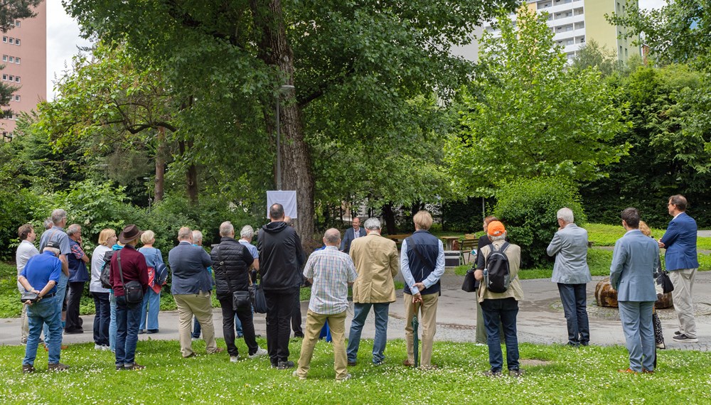 Zahlreiche Interessierte wohnten der Enthüllung der neuen Schautafel zum 100-Jahr-Jubiläum des Flughafens bei.