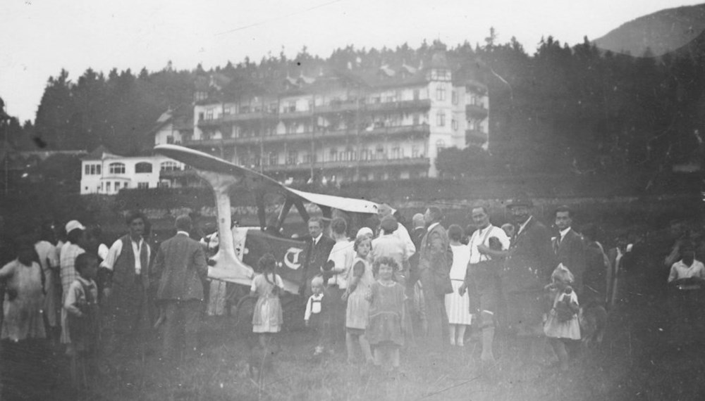 Medial und öffentlich begleitet führte Alfred von Eccher die erste Landung eines Flugzeugs in Igls durch. Der Besitzer des Feldes, auf dem das Flugzeug landete, zog Schadenersatzforderungen in Erwägung – die Bevölkerung feierte Alfred von Eccher für diesen Pionierflug von der Reichenau nach Igls.