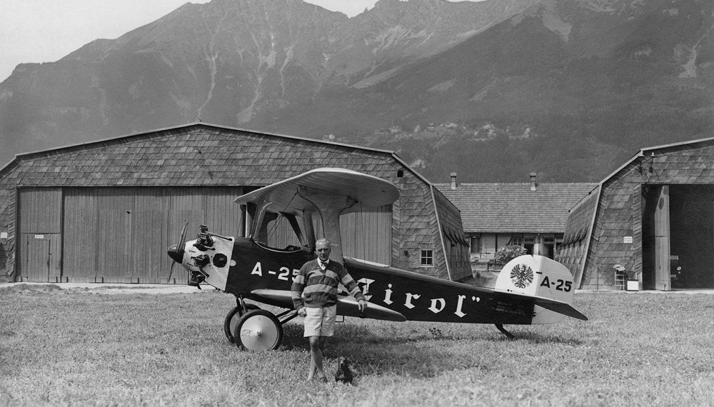 Der erste Innsbrucker Flughafendirektor Alfred von Eccher mit seiner Rundflugmaschine „Tirol“ und seinem Dackel vor dem Flughafen Reichenau.