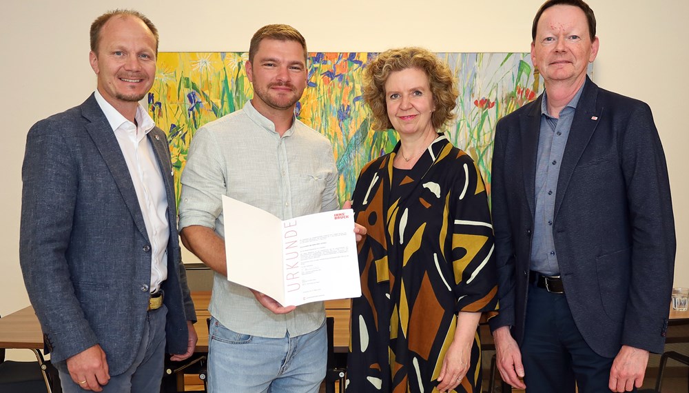 Seit 1. Juni 2025 ist Matthias Stang (2.v.l.) Vorstand des Amtes Wald und Natur. Im Beisein von Bürgermeister Johannes Anzengruber, Magistratsdirektorin Gabriele Herlitschka und Abteilungsleiter Robert Schöpf (v.l.) bekam der neue Amtsleiter feierlich sein Dekret verliehen.