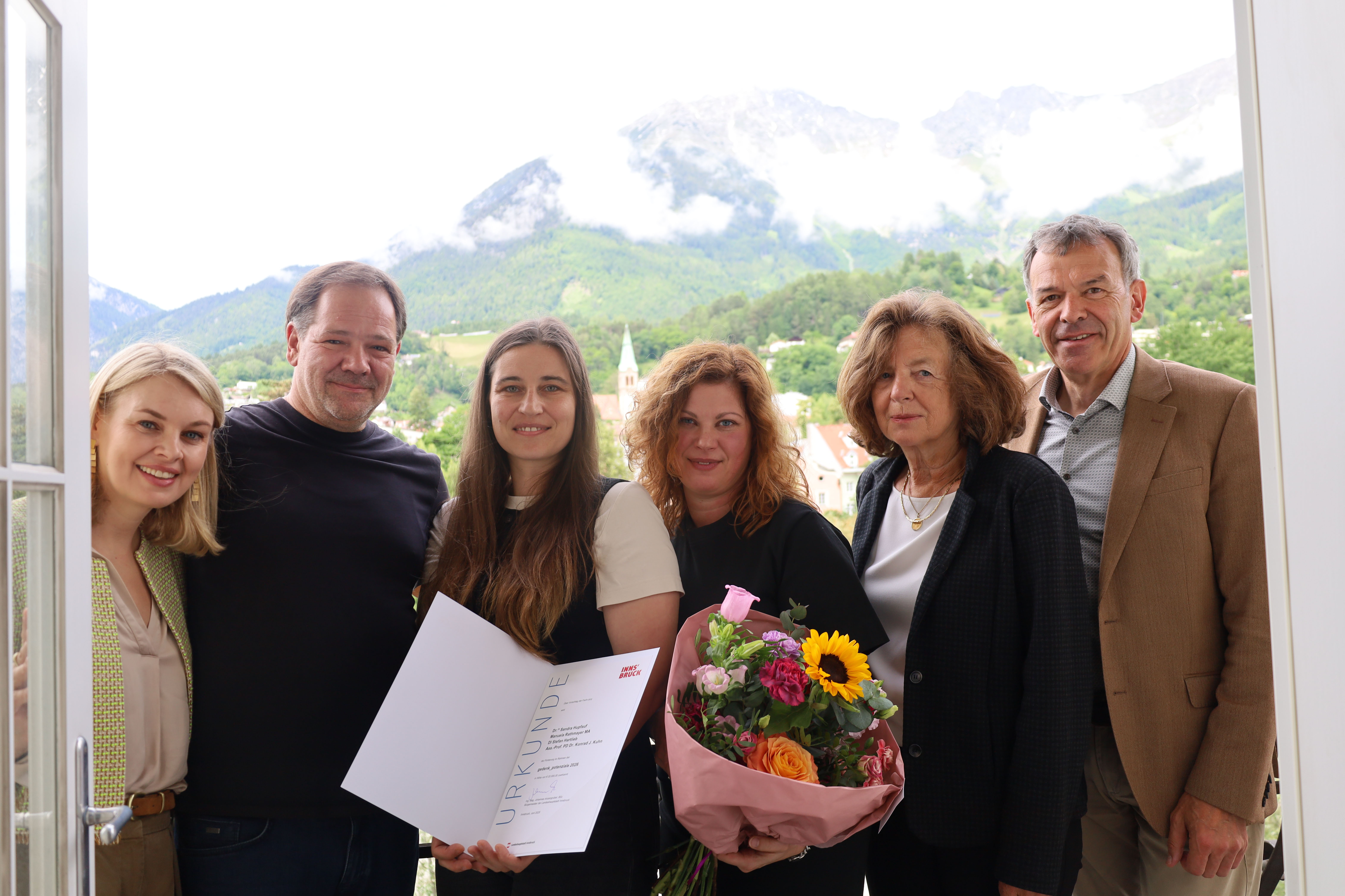 Die Preisträgerinnen Manuela Rathmayer (Mitte links) und Sandra Hupfauf (Mitte rechts) mit Vizebürgermeister Georg Willi (1. v.r.), Vizebürgermeisterin Elisabeth Mayr (1. v.l.) und den Jurymitgliedern Michael Haupt und Gisela Hormayr.
