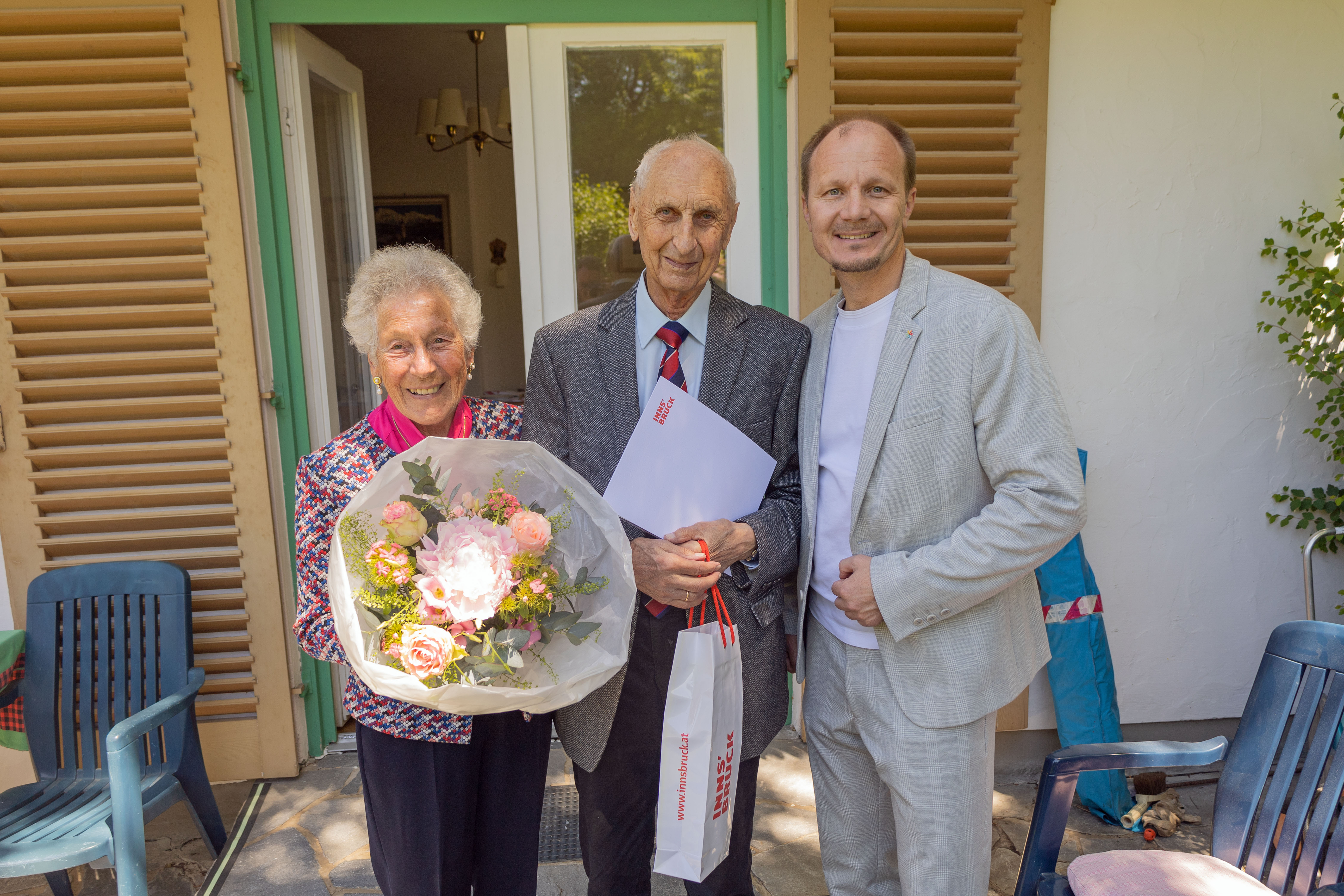 Bürgermeister Johannes Anzengruber beglückwünschte das Ehepaar Ingeborg und Gottfried Götsch zum 70. Hochzeitstag.