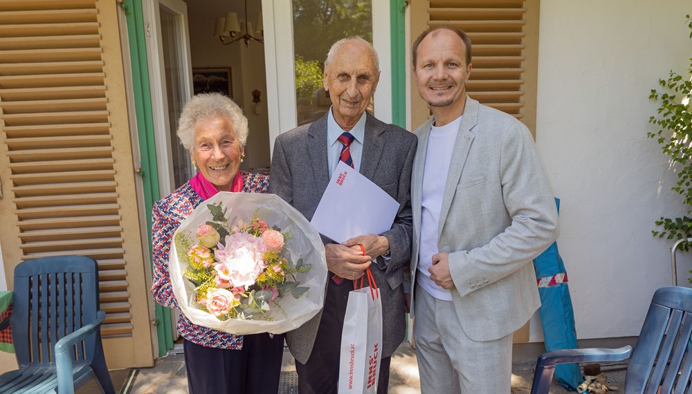 Bürgermeister Johannes Anzengruber beglückwünschte das Ehepaar Ingeborg und Gottfried Götsch zum 70. Hochzeitstag.