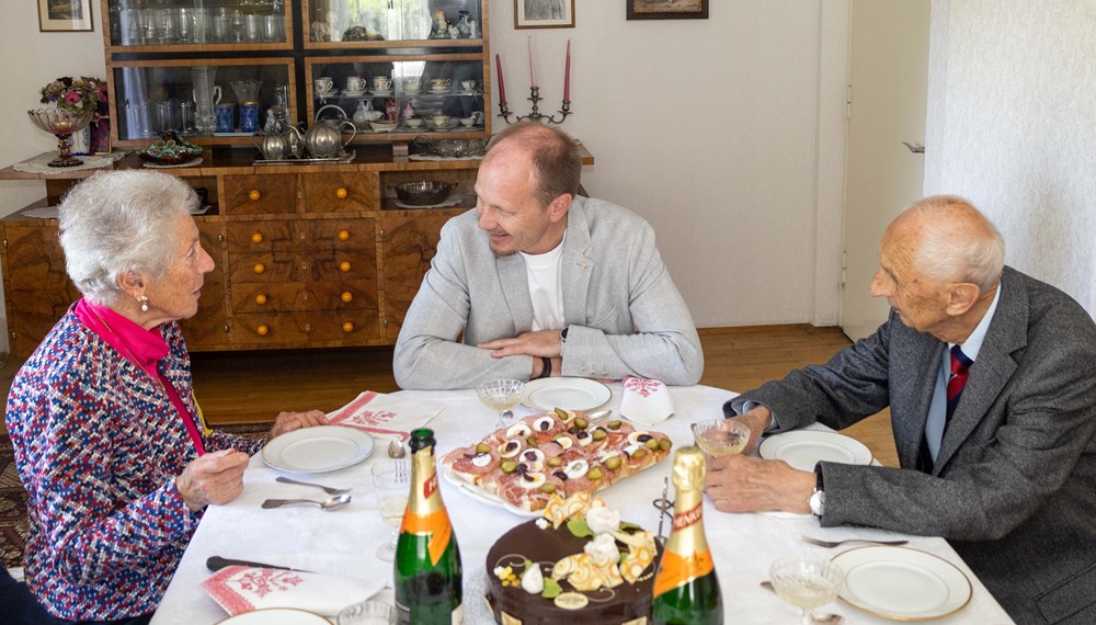 Gemeinsam mit dem Ehepaar und Familienmitgliedern wurde die Gnadenhochzeit gebührend gefeiert.