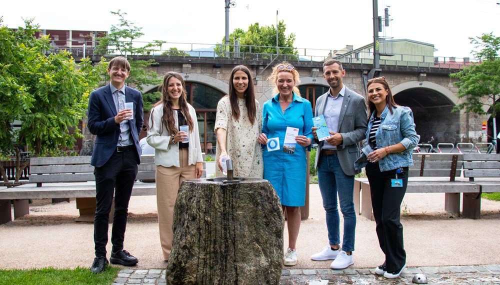 Am heutigen Hitzeaktionstag wurden die ersten Maßnahmen des Hitzeaktionsplans vorgestellt: die Mehrwegbecher der Innsbrucker Kommunalbetriebe AG (IKB) kamen bereits am Bogenfest zum Einsatz, neben jenem im Messepark finden sich 16 weitere öffentliche Trinkbrunnen im Mapping des Landes Tirol. Im Bild v.l.n.r.: Amtsleiter Michael Deflorian, Sarah Rasi (BürgerInnenbeteiligung und partizipative Stadtgestaltung), Stadträtin Janine Bex, Christine Schermer (Referat Stadtklima und Umwelt), Christoph Stauder (Land Tirol) und Juliane Humer (tirol kliniken).