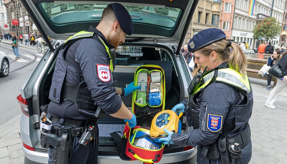 Jedes Fahrzeug der MÜG ist mit einem Defibrillator (Defi) ausgestattet und das Personal entsprechend für den Einsatz geschult.