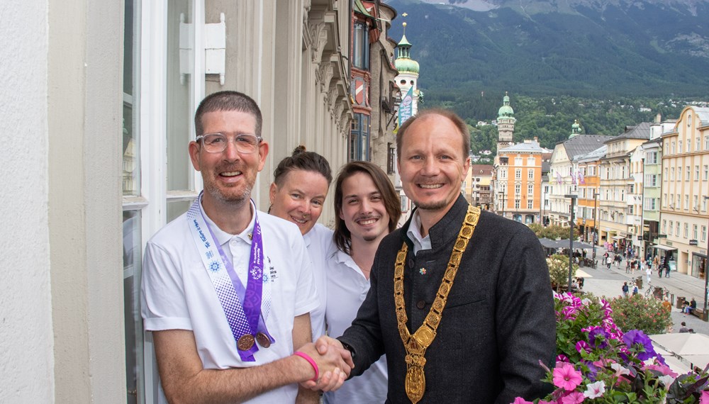 Besuch im Rathaus: Bürgermeister Johannes Anzengruber gratulierte Sascha Maikl zu seinen Erfolgen bei den Special Olympics World Winter Games 2025 in Turin. Auch Trainerin Bettina Kahlhammer und Patrik Huber, Vizepräsident von Special Olympics Tirol, freuten sich mit dem Innsbrucker Athleten.
