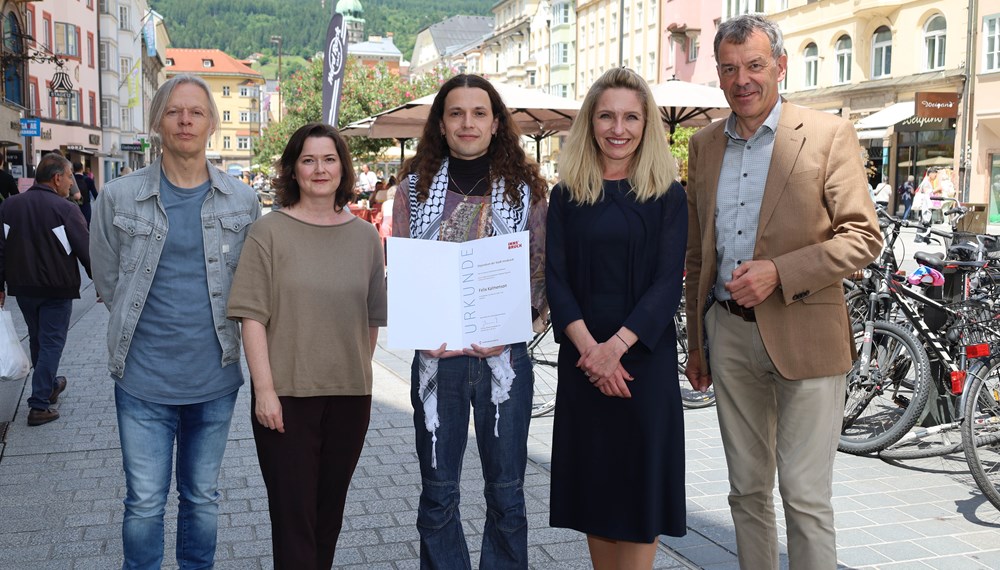 Innsbrucks Büchsenhausen-Fellow 2024 Felix Kalmenson (Mitte) mit (v.l.) Andrei Siclodi (Direktor künstler*innenhaus Büchsenhausen), Natalie Pedevilla (Referat Bildende Kunst und Kulturprojekte), Kulturamtsleiterin Isabelle Brandauer und Vizebürgermeister Georg Willi.