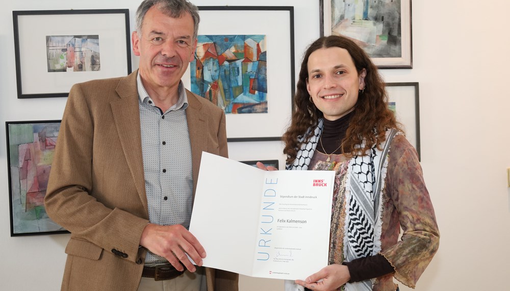 Innsbrucks Büchsenhausen-Fellow 2025 Felix Kalmenson mit Vizebürgermeister Georg Willi.