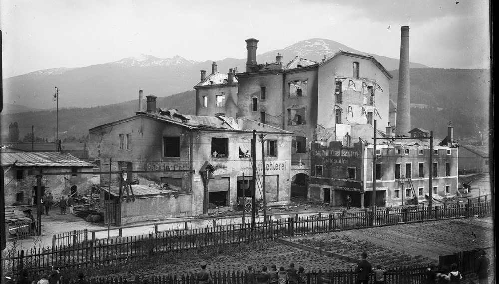 Die Tischlerei der Gebrüder Colli in Wilten brannte mehrfach
ab. Hier ein Bild des Brandes von 1922.