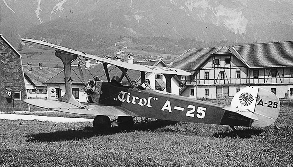 Die Rundflugmaschine „Tirol“, eine Udet 12 Flamingo, mit
Pilot Jakob Stowasser.
