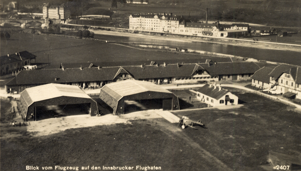 Der erste Flughafen Innsbruck wurde am 1. Juni 1925 (ebenerdiges Gebäude/zwei Flugzeughallen und ein Grasflugfeld) eröffnet.