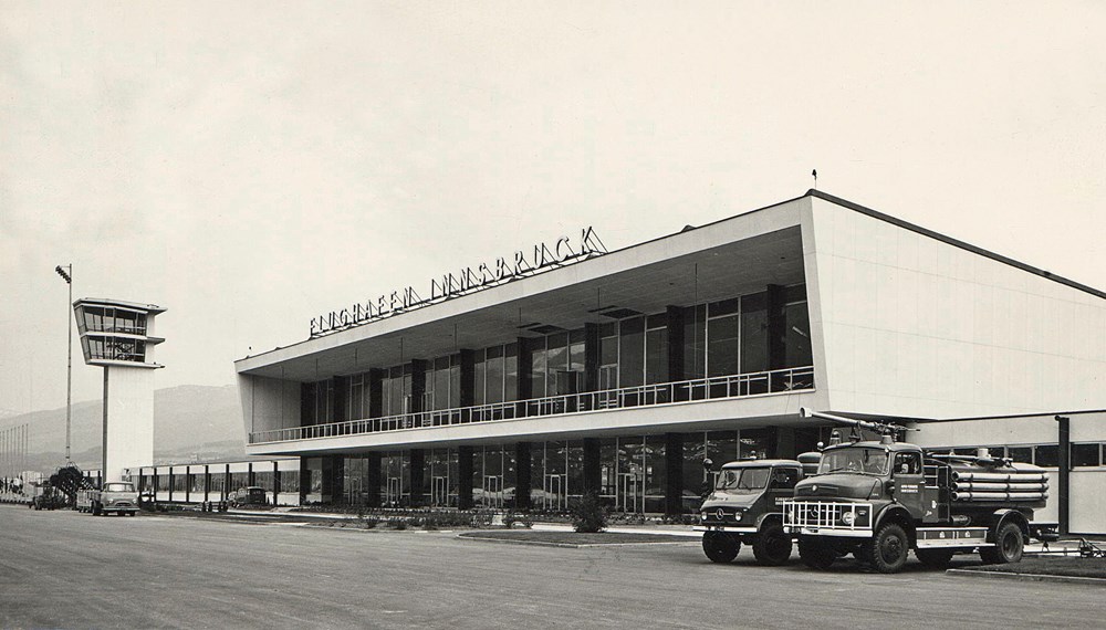 Vor sechzig Jahren (24. April 1965) wurde die neue Südanlage unter dem Namen Flughafen Innsbruck (Piste: 2.000 m/Terminal mit Flugsicherungstrakt/Tower) in Betrieb genommen.