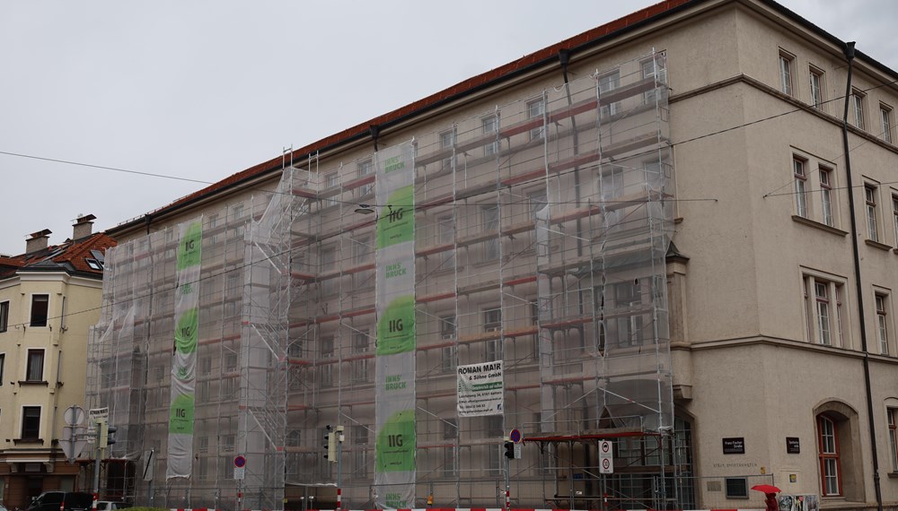 Bei der Volksschule Fischerstraße werden gerade die historischen Fenster saniert.