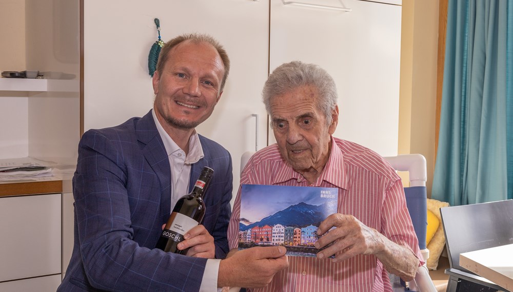 Bürgermeister Johannes Anzengruber gratulierte dem ältesten Innsbrucker Johann Rossmeier zum 105. Geburtstag.