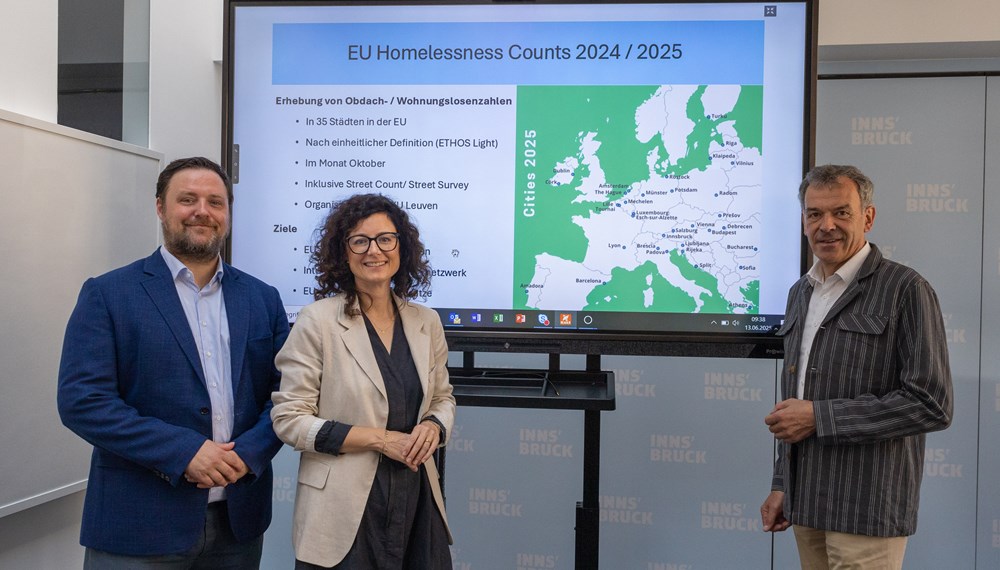 BU: Vizebürgermeister Georg Willi (r.), Julia Schratz (lilawohnt) und Philipp Schnell (ÖAW) präsentierten das EU-weite Datenerhebungsprojekt zur Wohnungs- bzw. Obdachlosigkeit für die Stadt Innsbruck.